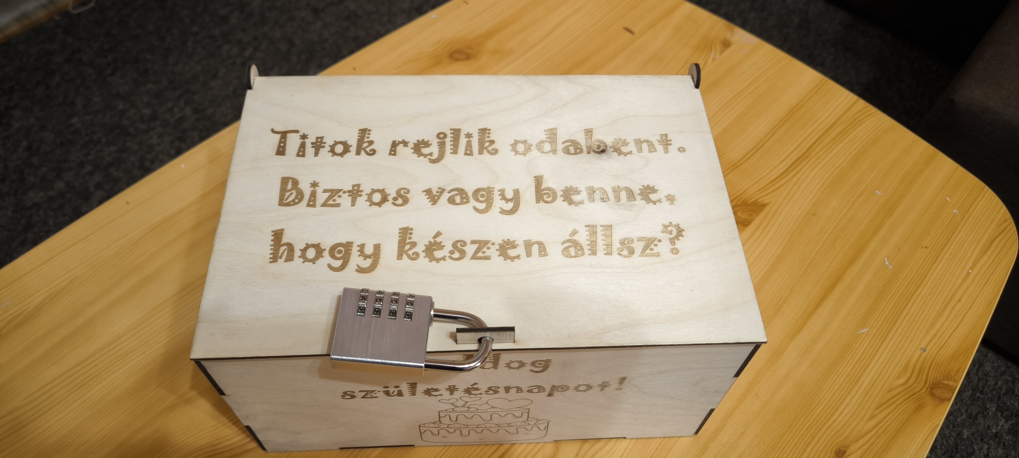 Meglepetés láda (alkalomnak megfelelő gravírozással)